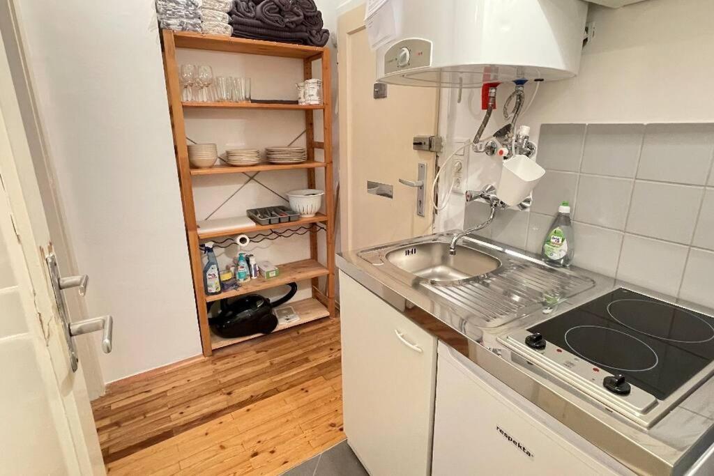 Mariahilfer Street Apartment Виена Екстериор снимка