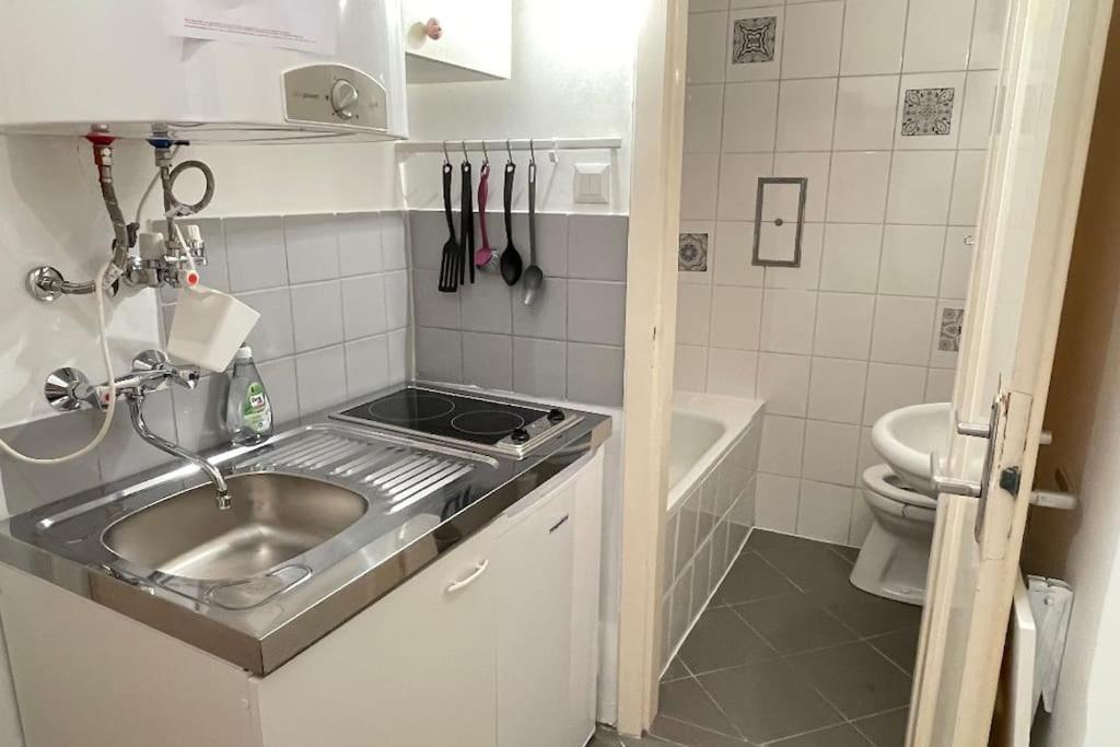Mariahilfer Street Apartment Виена Екстериор снимка