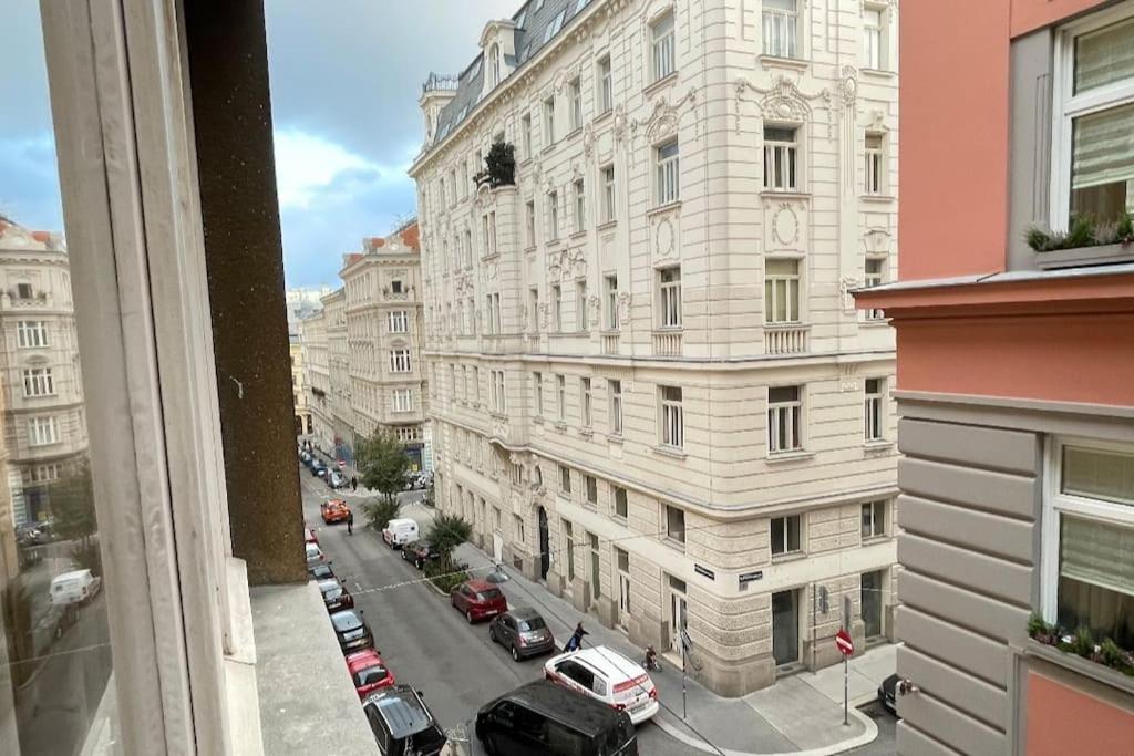 Mariahilfer Street Apartment Виена Екстериор снимка