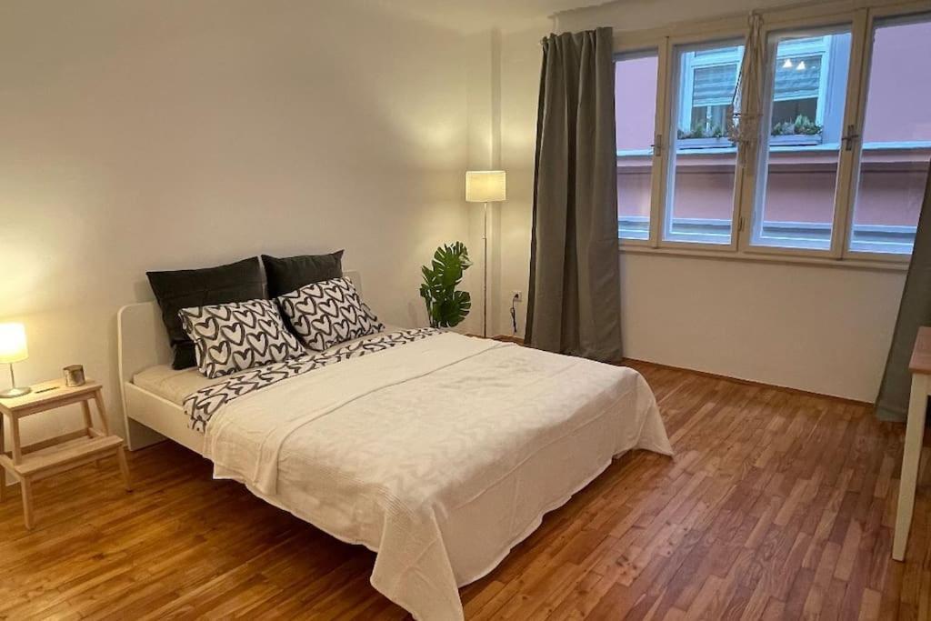 Mariahilfer Street Apartment Виена Екстериор снимка